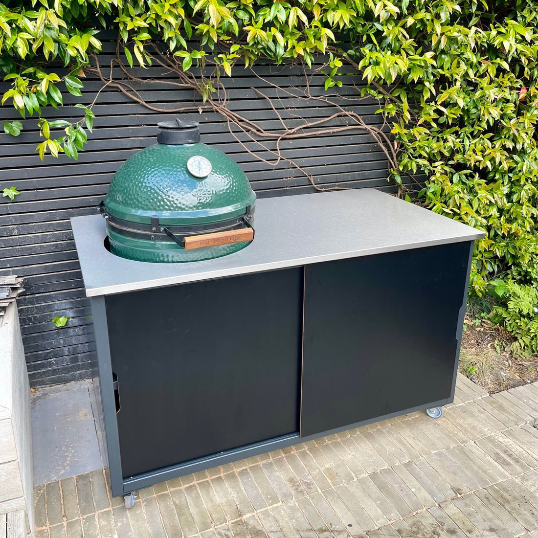 Luxury Outdoor Living: The BIG4SPACE Kamado Cabinet for Big Green Egg - KamadoSpace