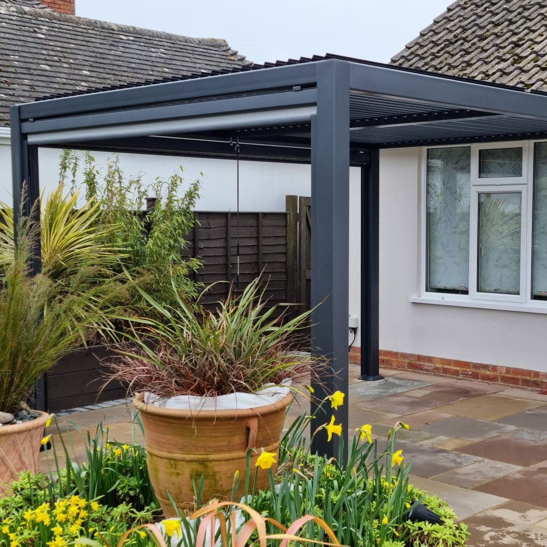 Kamanes manual louvered pergola - KamadoSpace