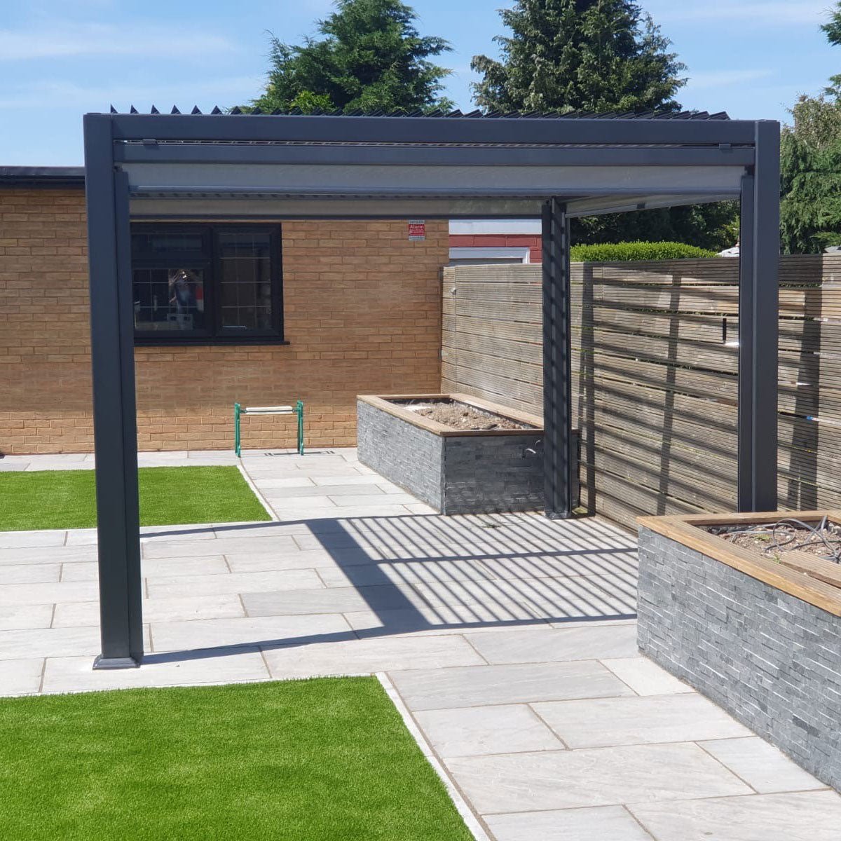 Kamanes manual louvered pergola - KamadoSpace