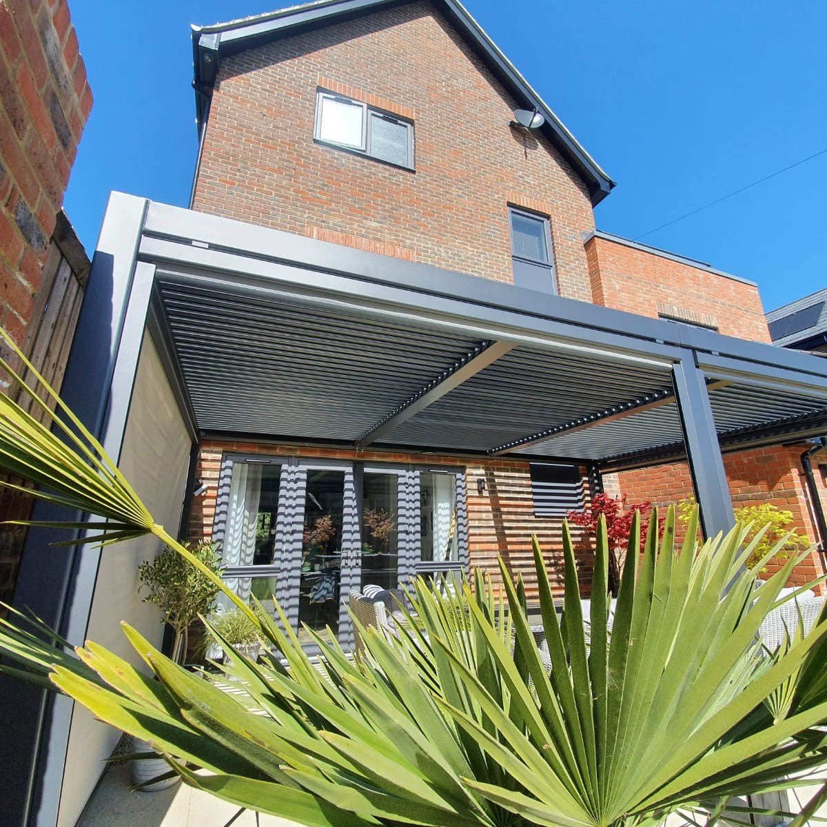 Kamanes manual louvered pergola - KamadoSpace