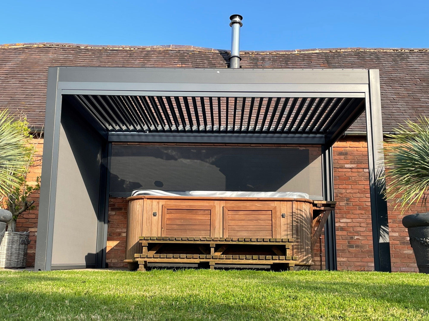 BIG4SPACE premium pergola (motorised roof, LED, all sides screens) - KamadoSpace