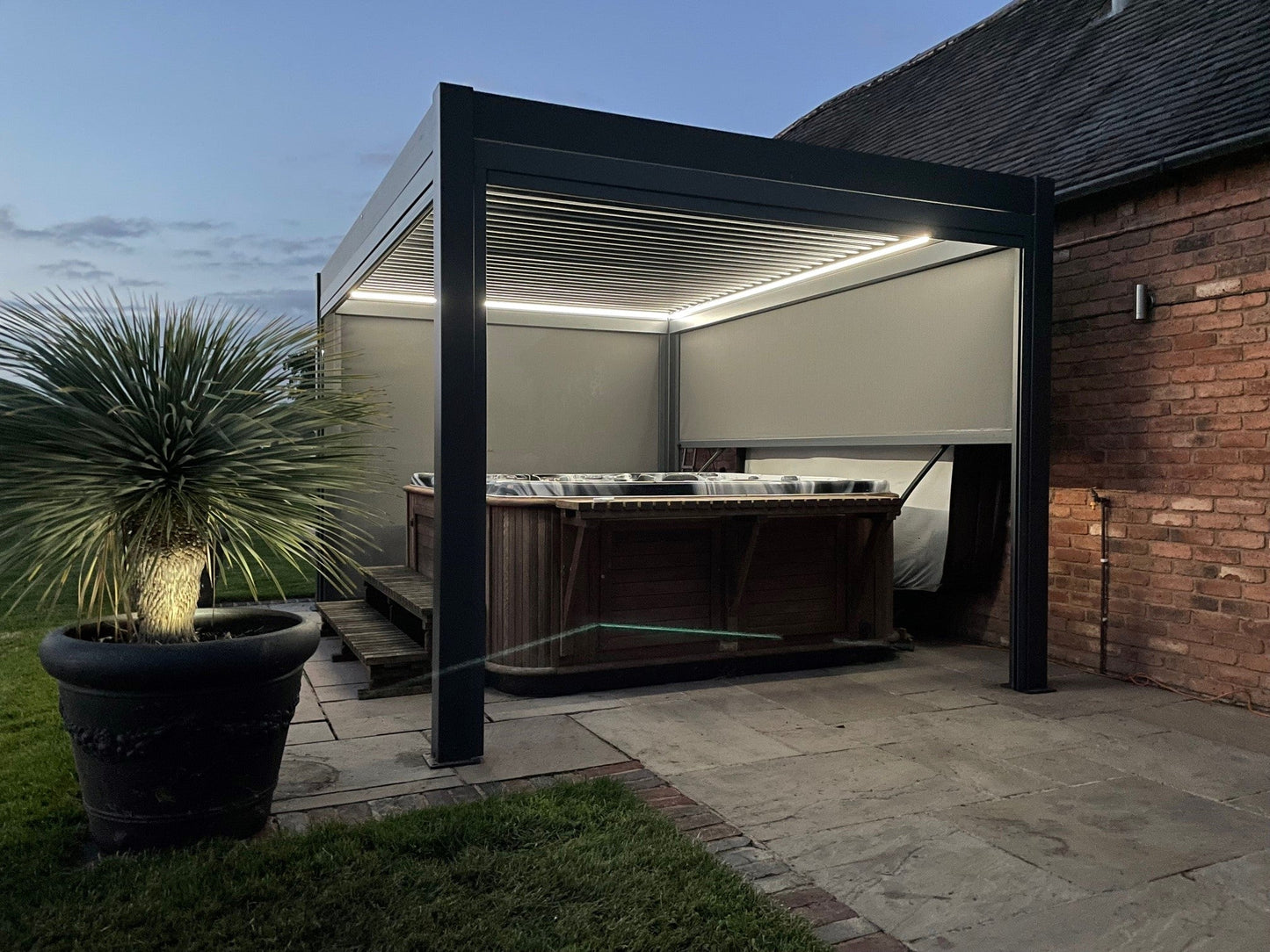 BIG4SPACE premium pergola (motorised roof, LED, all sides screens) - KamadoSpace